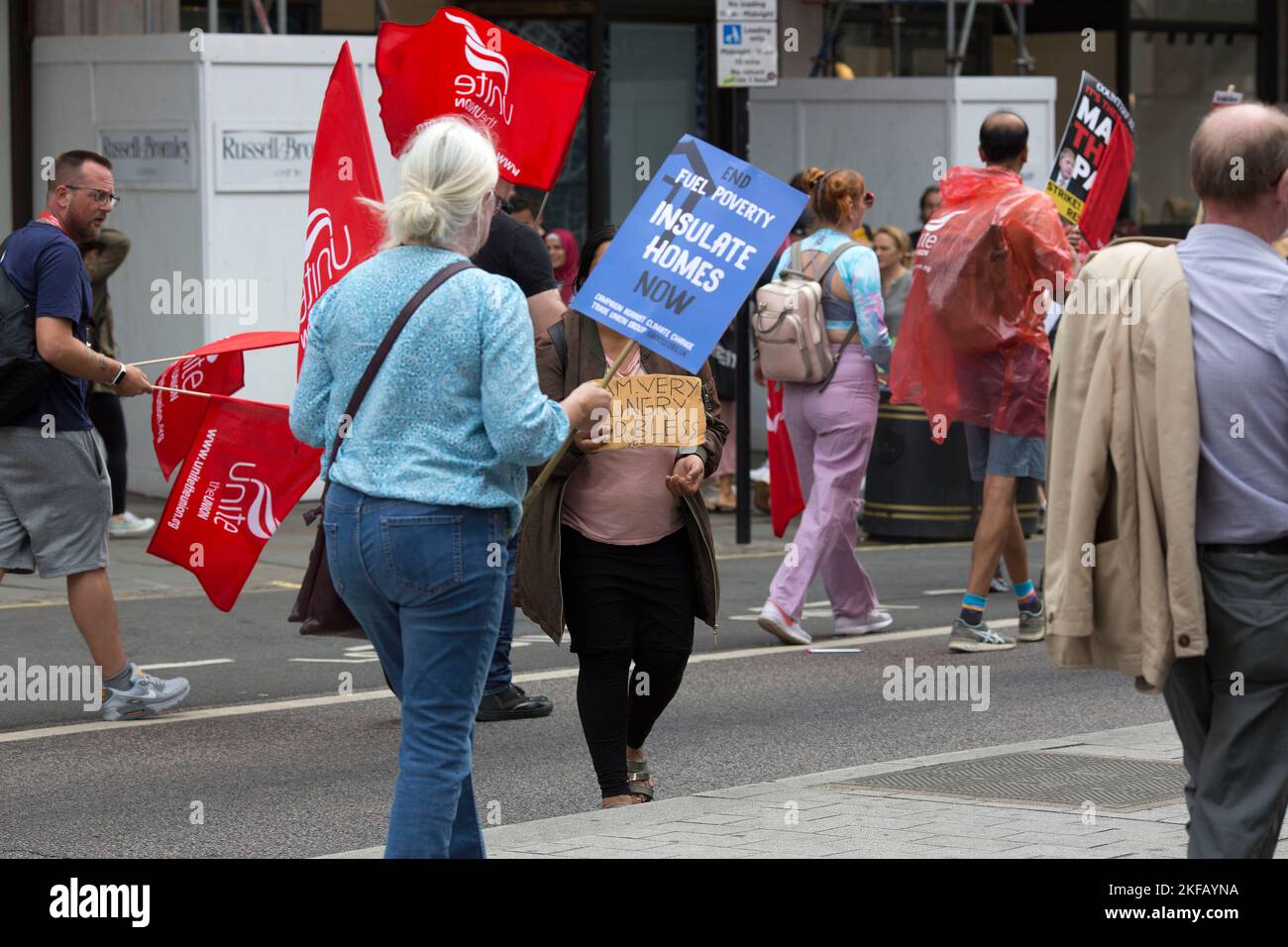 I partecipanti hanno passato un mendicante durante la dimostrazione “noi chiediamo di meglio” chiamata dal TUC in mezzo al crescente costo della vita a Londra. Foto Stock