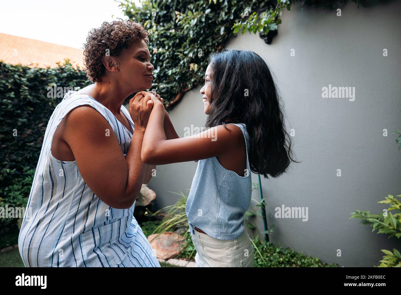 Nonna e nonna divertendosi all'aperto Foto Stock