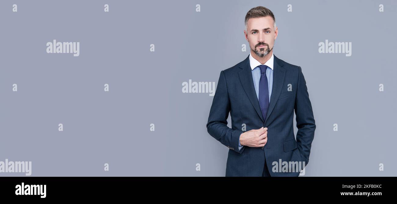 Sempre disponibile. Moda maschile formale. ceo professionista non rasato. Capo grizzled. Uomo d'affari sicuro. Uomo volto ritratto, banner con spazio copia. Foto Stock