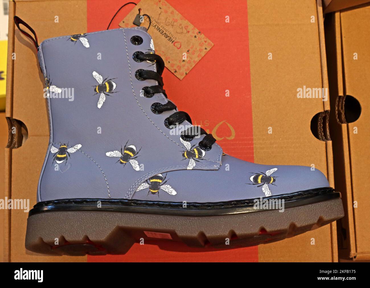 Stivale Heavenlyfeet, con le api su uno stivale Doc Martin grigio, in un negozio, York Foto Stock