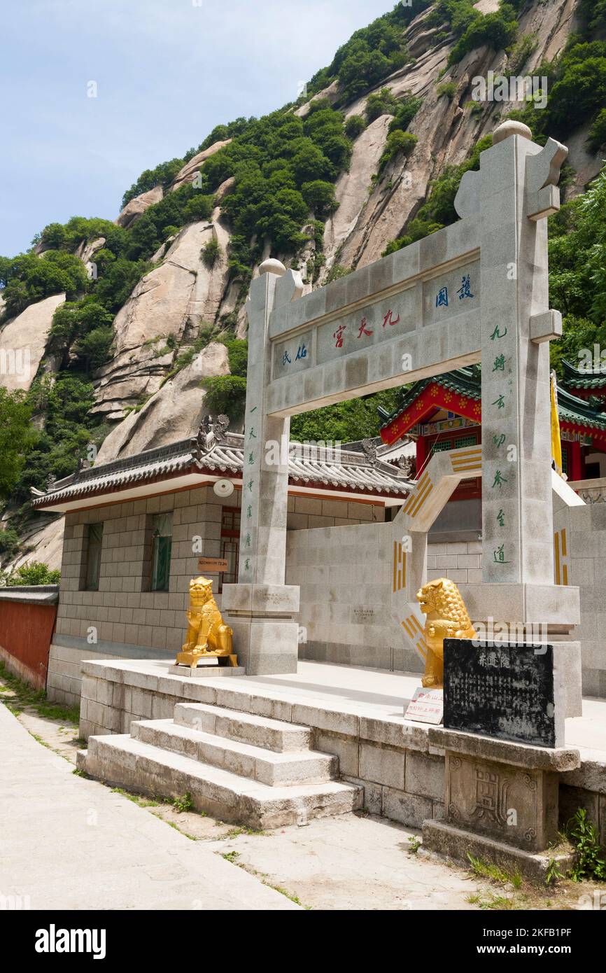Edificio del tempio incontrato camminando verso il picco occidentale del monte Huashan / Monte Hua / Monte Hua vicino a Huayin, Weinan, Cina, 714299. PRC. (125) Foto Stock