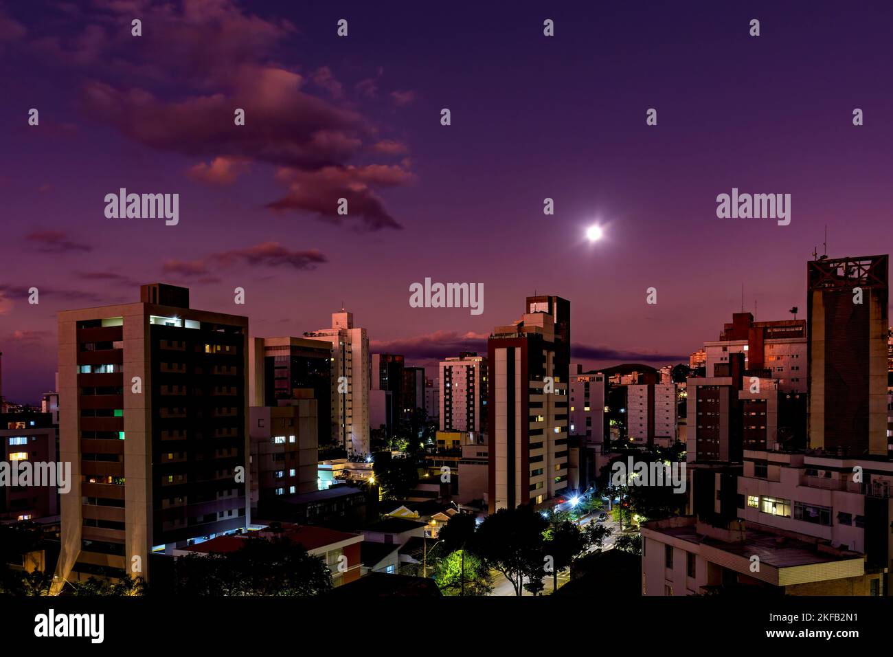 Crepuscolo nella città di Belo Horizonte, capitale dello stato di Minas Gerais, con la luna piena sopra gli edifici Foto Stock