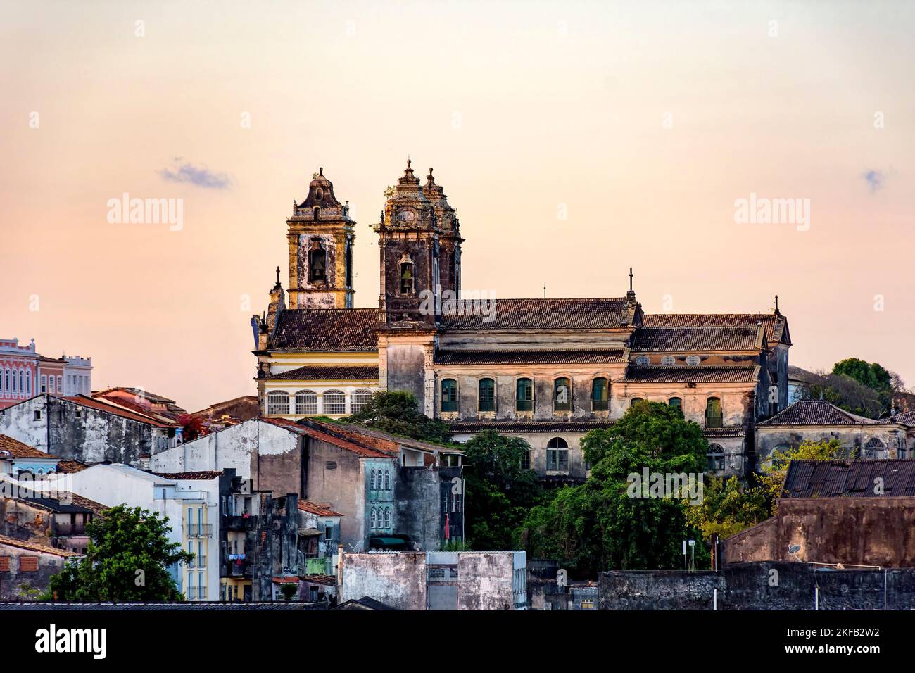 Vecchia chiesa barocca deteriorata dal tempo nel quartiere storico di Pelourinho a Salvador in Bahia Foto Stock