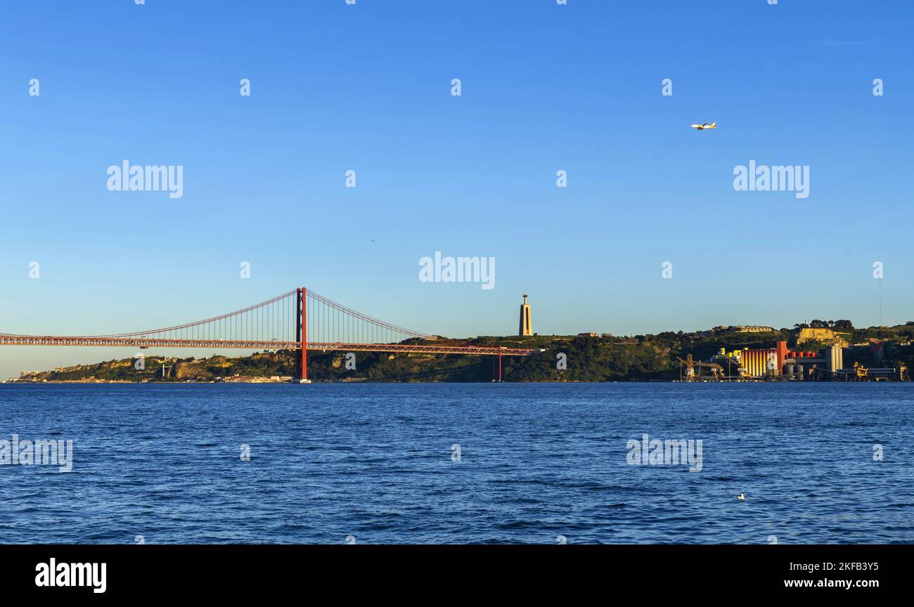 Atterraggio aereo sul fiume Tago a Lisbona Foto Stock