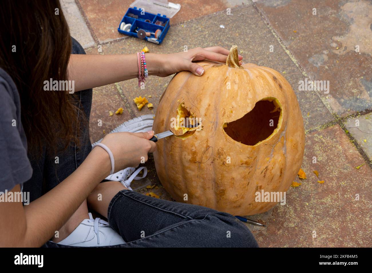 Incandescente Zucca di Halloween isolati su sfondo bianco Foto Stock