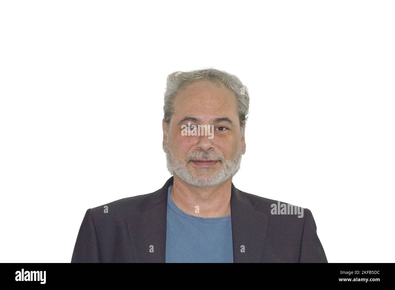 primo piano di un uomo maturo con capelli grigi e barba su sfondo bianco Foto Stock