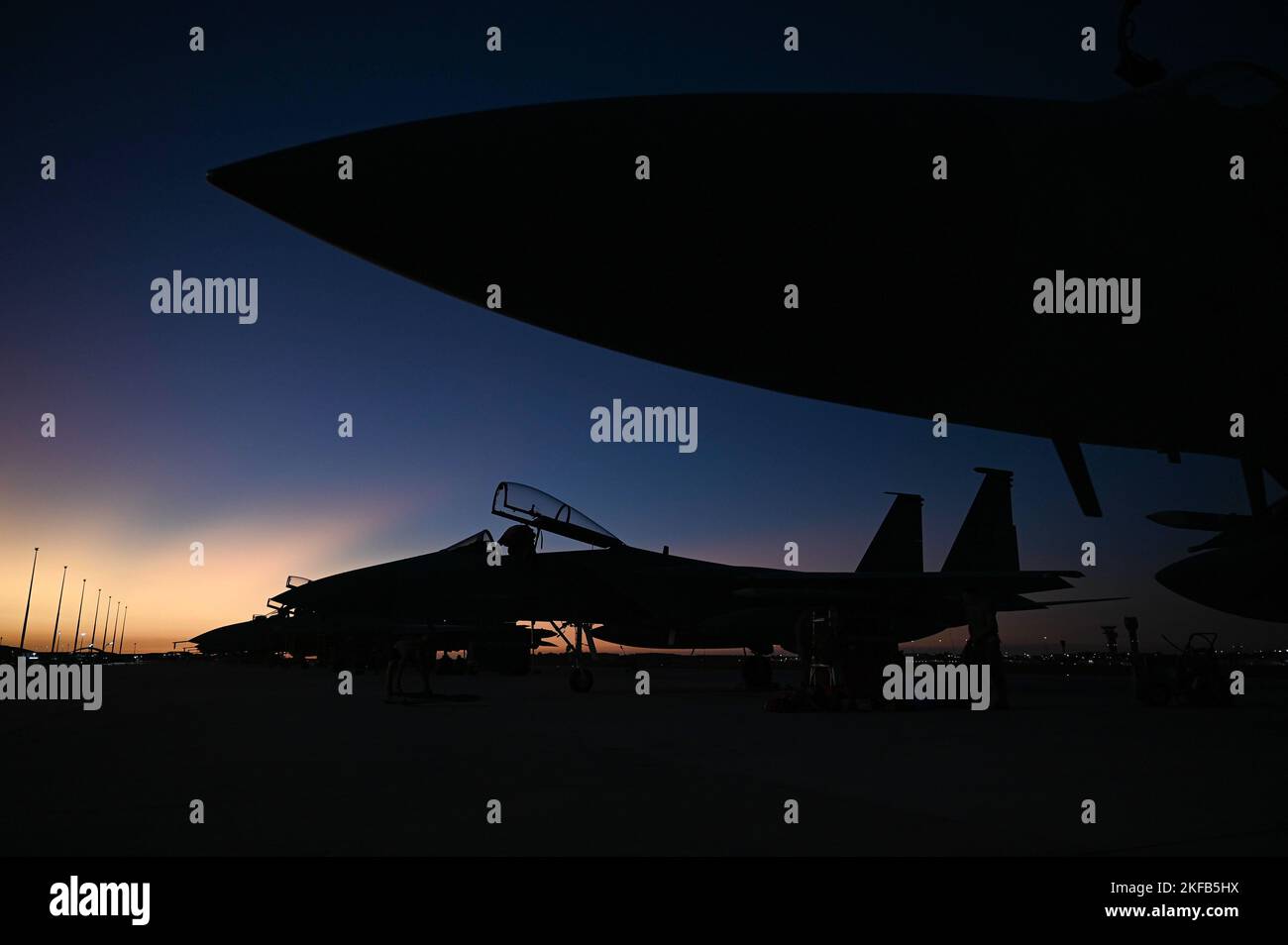 Le aquile dell'aeronautica degli Stati Uniti F-15C sono parcheggiate durante l'esercitazione Pitch Black 2022 alla base dell'aeronautica australiana reale di Darwin, Australia, 1 settembre 2022. L'esercizio si è incentrato sull'esecuzione tattica delle operazioni di Counter Air e Counter Land in un ambiente di coalizione multinazionale per migliorare l'interoperabilità tra Stati Uniti, Australia, Canada, Francia, Germania, India, Indonesia, Giappone, Malesia, Paesi Bassi, Nuova Zelanda, Filippine, Repubblica di Corea, Singapore, Thailandia, Emirati Arabi Uniti, e forze del Regno Unito. Foto Stock