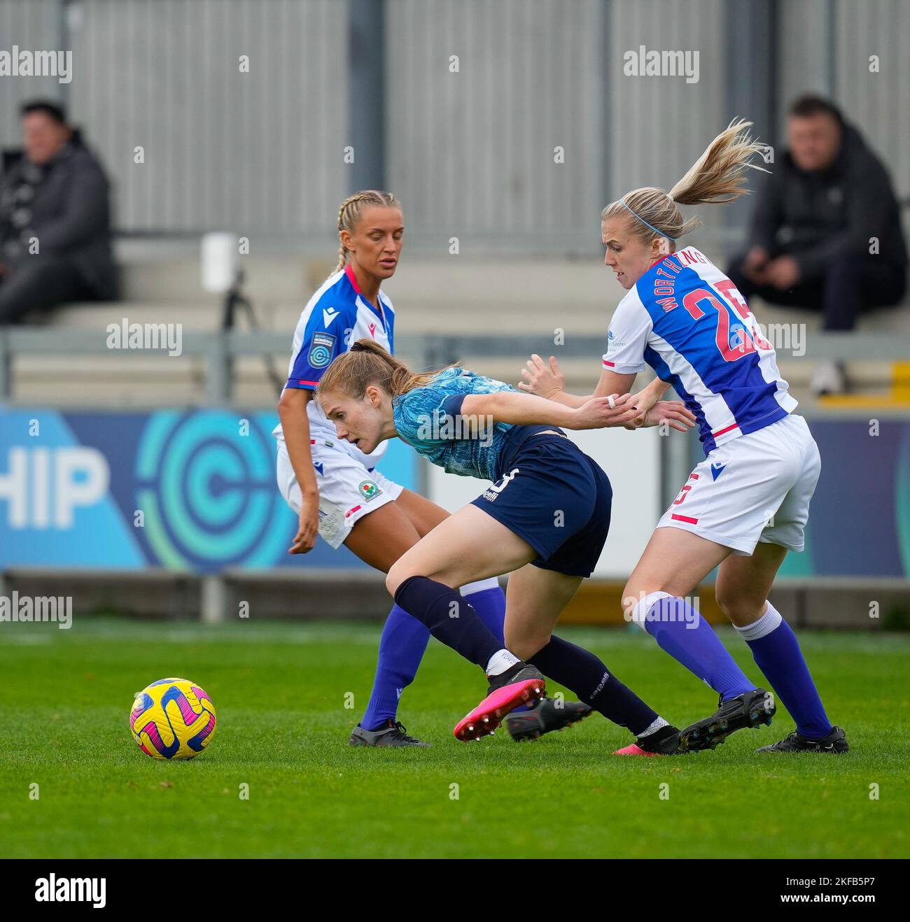 Londra, Regno Unito. 30th Ott 2022. Londra, Inghilterra, 27th 2022 ottobre: Amy Rodgers (8 London City Lionesses) e Nicola Worthington (25 Blackburn Rovers) si battono per la palla durante la partita di calcio del Barclays Womens Championship tra London City Lionesses e Blackburn Rovers al Princes Park di Londra, Inghilterra. (James Whitehead/SPP) Credit: SPP Sport Press Photo. /Alamy Live News Foto Stock