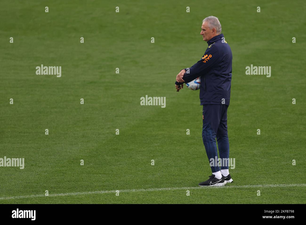 Torino, 17th novembre 2022. Tite Head Coach del Brasile si aggira in campo mentre tiene una palla durante una sessione di allenamento in Brasile presso il Juventus Training Centre di Torino. Data foto: 17th novembre 2022. Il credito di foto dovrebbe essere: Jonathan Moskrop/Sportimage Foto Stock