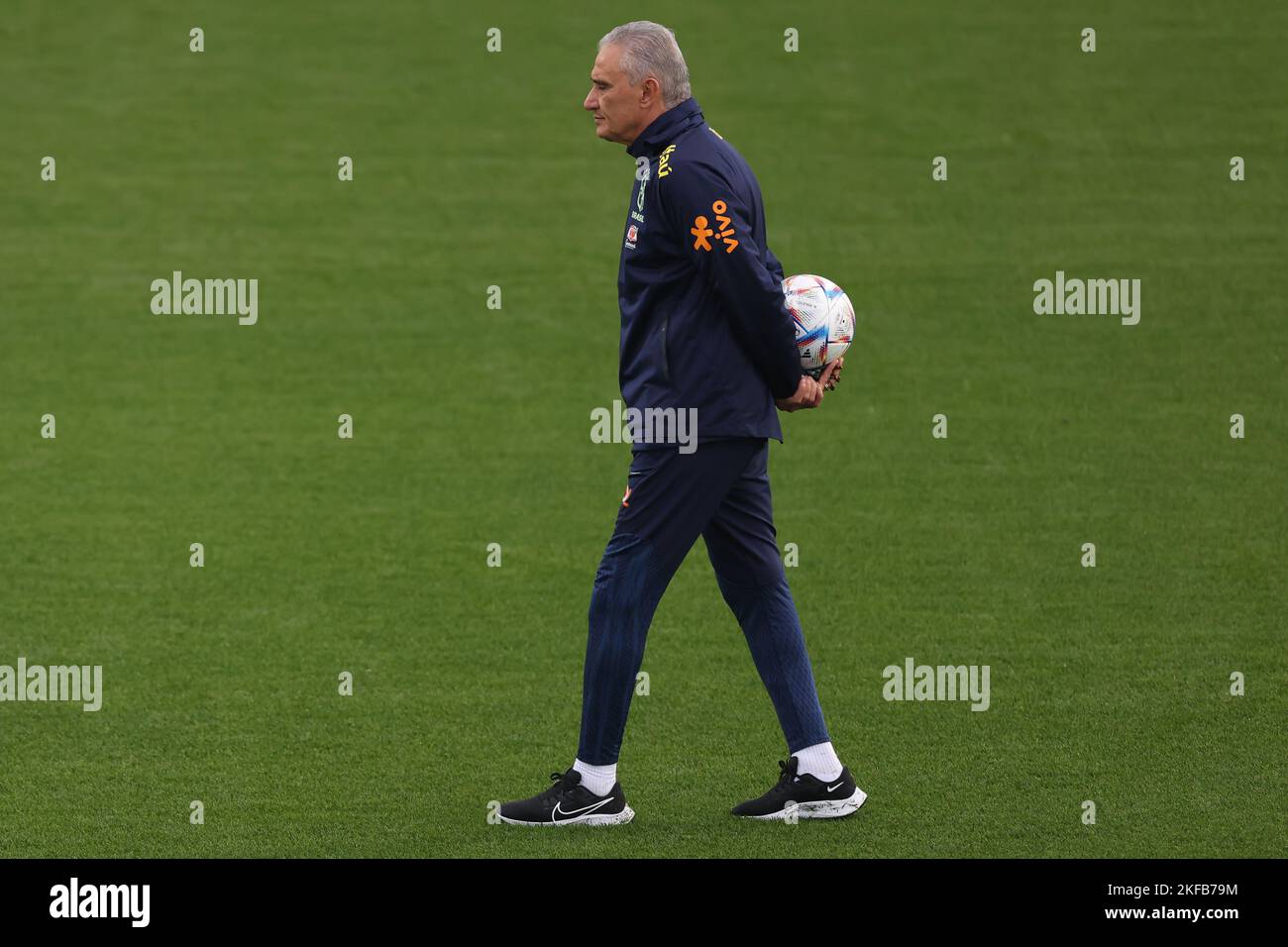 Torino, 17th novembre 2022. Tite Head Coach del Brasile si aggira in campo mentre tiene una palla durante una sessione di allenamento in Brasile presso il Juventus Training Centre di Torino. Data foto: 17th novembre 2022. Il credito di foto dovrebbe essere: Jonathan Moskrop/Sportimage Foto Stock