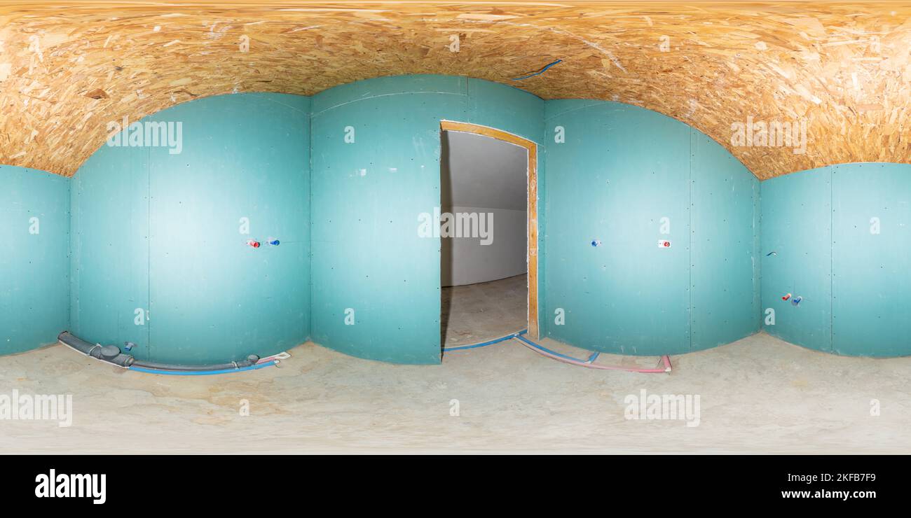 Riparazione in bagno sulla mansarda. Panorama completo a 360 gradi in proiezione sferica equirettangolare di nuovo appartamento, nuovo edificio senza finiture Foto Stock