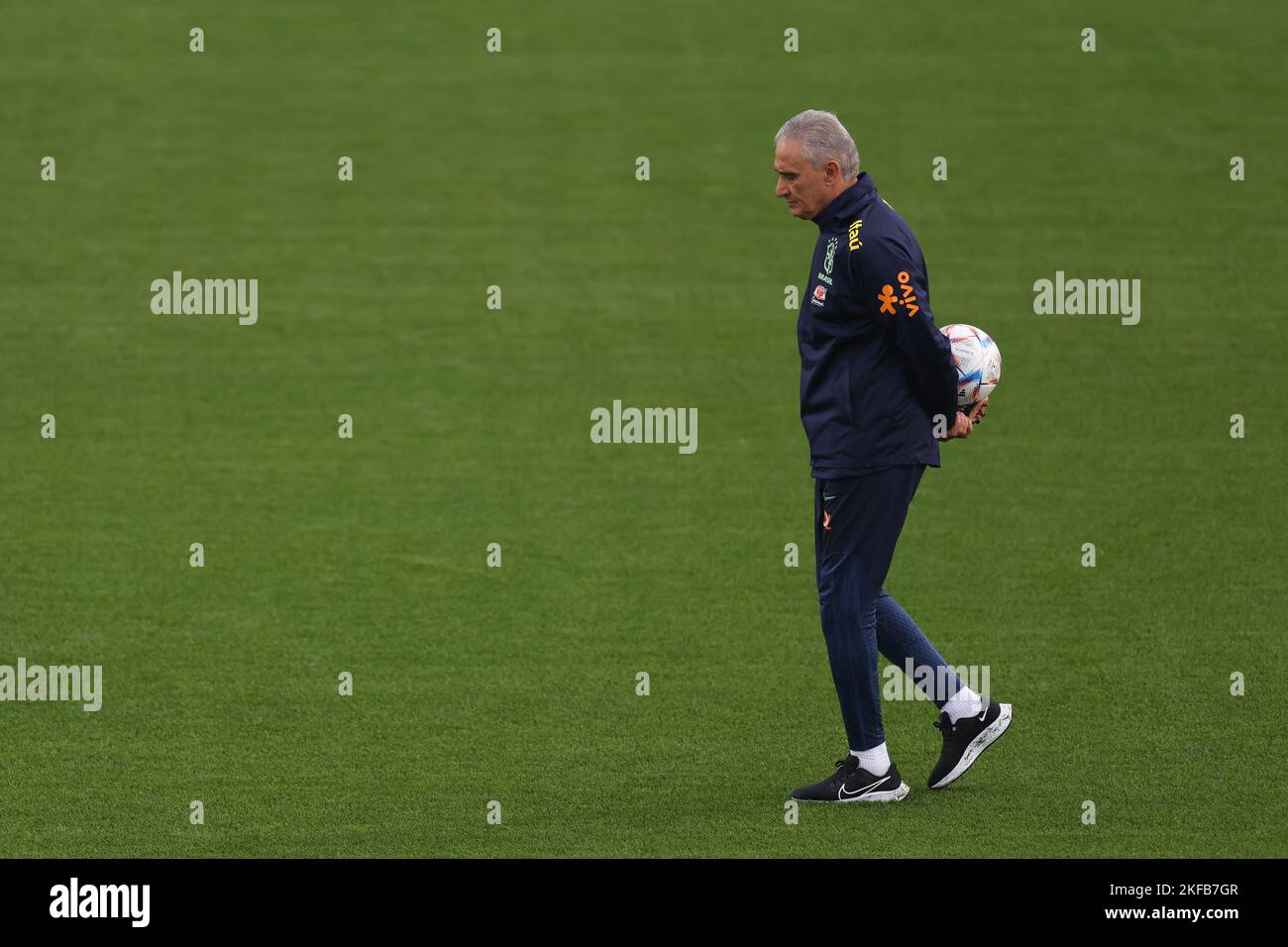 Torino, 17th novembre 2022. Tite Head Coach del Brasile si aggira in campo mentre tiene una palla durante una sessione di allenamento in Brasile presso il Juventus Training Centre di Torino. Data foto: 17th novembre 2022. Il credito di foto dovrebbe essere: Jonathan Moskrop/Sportimage Foto Stock