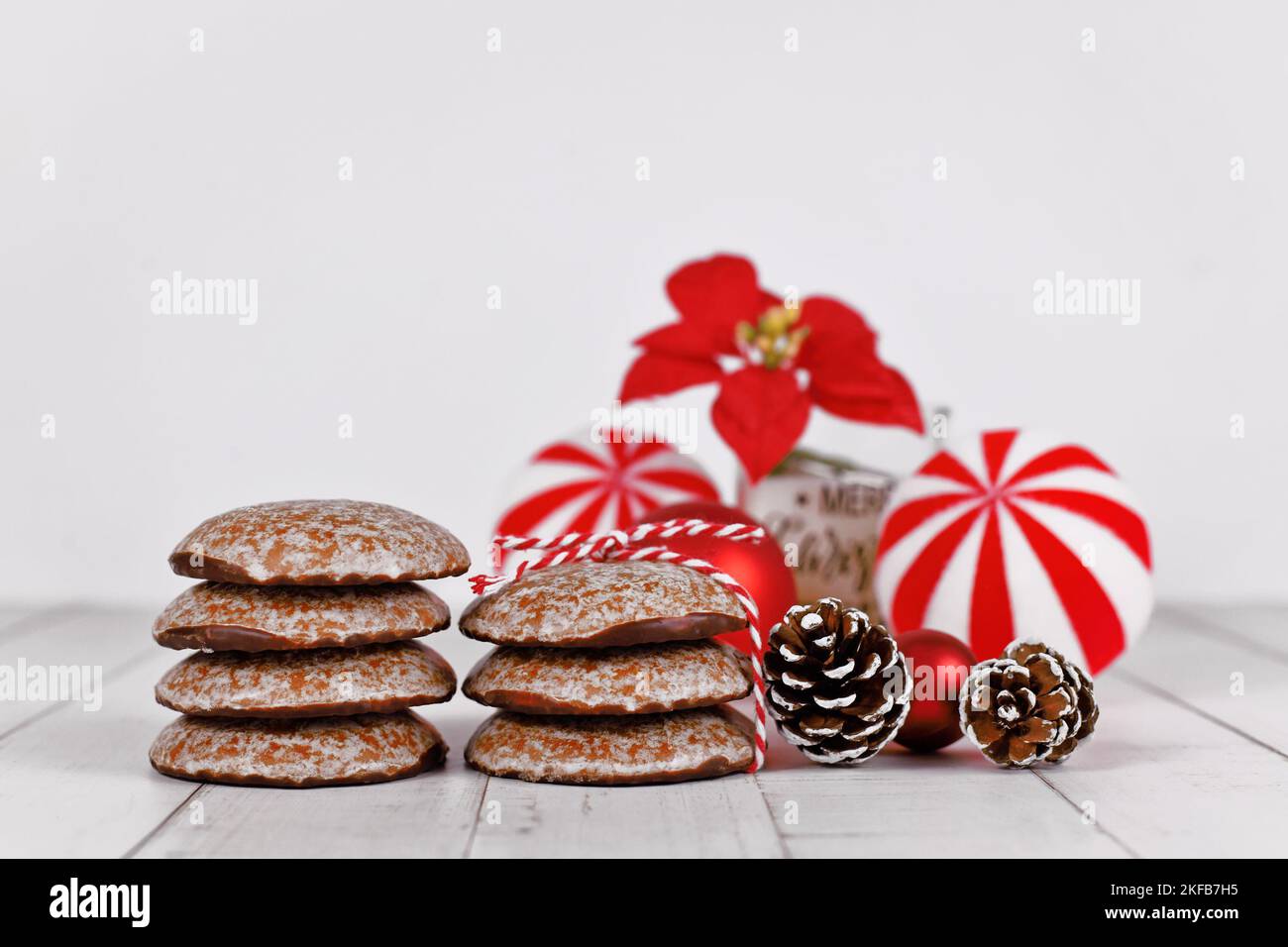 Pile di biscotti di Natale di pan di zenzero rotondi tradizionali tedeschi chiamati 'Lebkuchen' Foto Stock