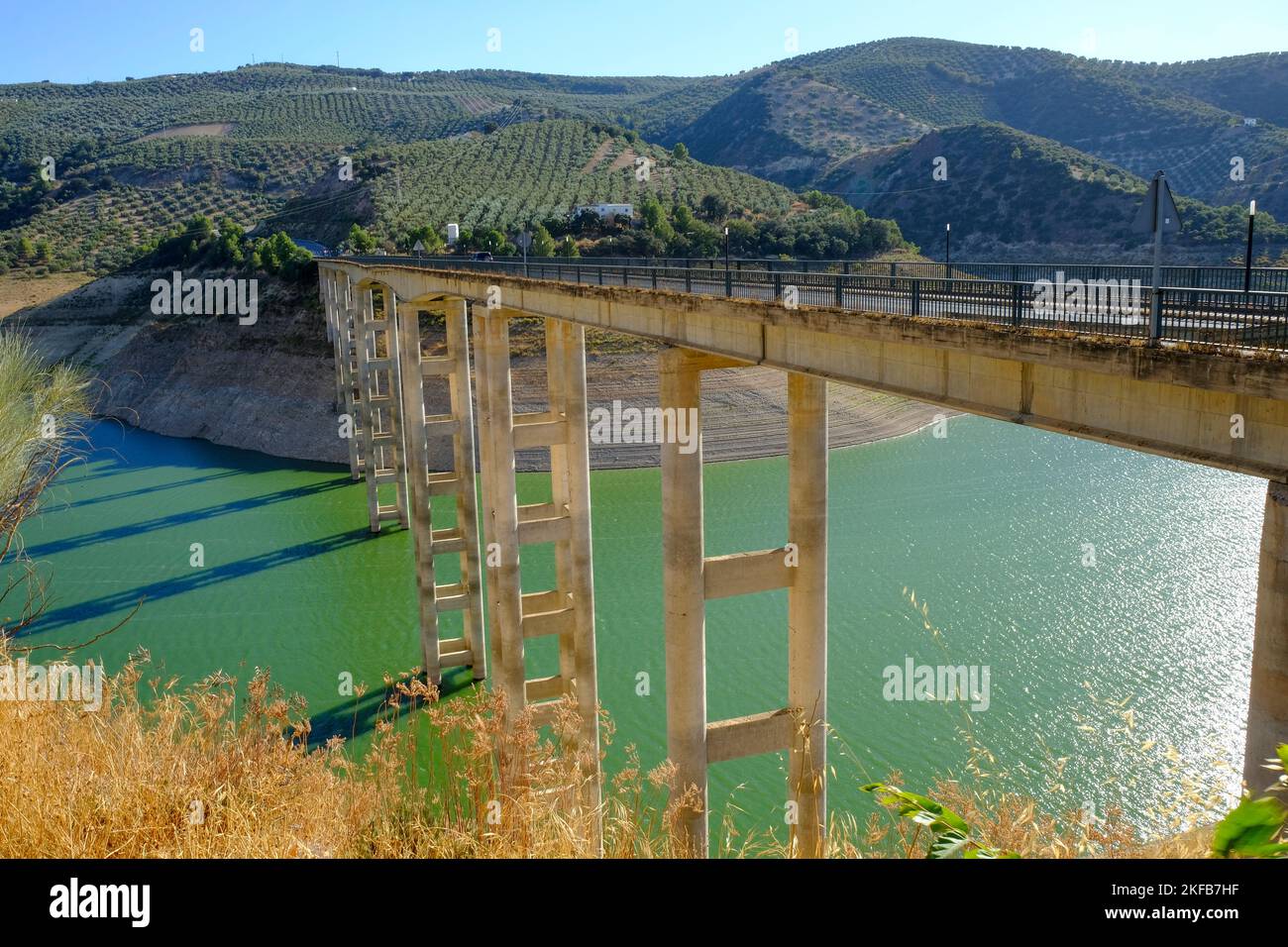 Ponte di Iznajar esposto in condizioni di siccità che mostra il 15% del livello dell'acqua a Iznajar Embalse, il più grande bacino idrico in Andalusia, Spagna Foto Stock