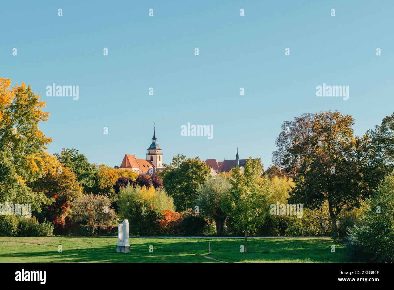 Casa con bel giardino in autunno. Fiori nel parco cittadino di Bietigheim-Bissingen, Baden-Wuerttemberg, Germania, Europa. Autunno Parco e casa, nessuno Foto Stock