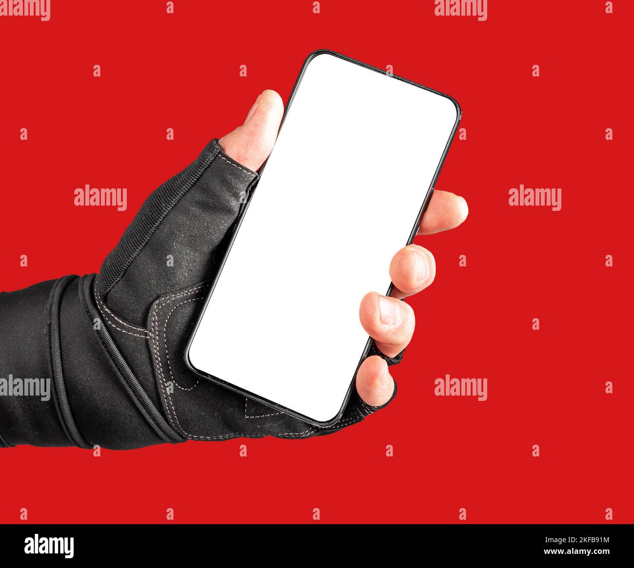 Lo schermo bianco del telefono si mock up per app sportive. Smartphone mockup in atleta mano su rosso per la pubblicità delle applicazioni. Foto di alta qualità Foto Stock