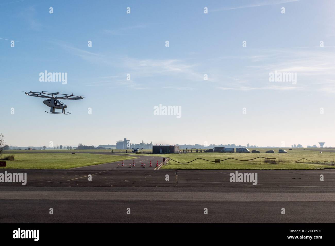 Volo taxi eVTOL. Volocopter VoloCity a vertiport presso l'aerodromo Pontoise-Corneilles, a nord-ovest di Parigi, Francia Foto Stock