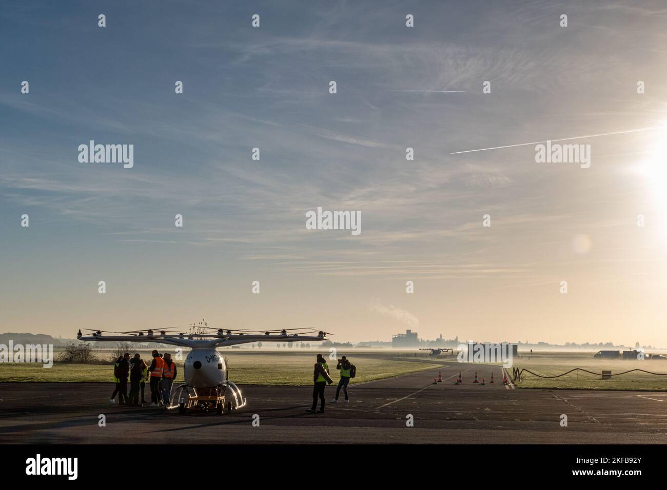 Volo taxi eVTOL. Volocopter VoloCity a vertiport presso l'aerodromo Pontoise-Corneilles, a nord-ovest di Parigi, Francia Foto Stock
