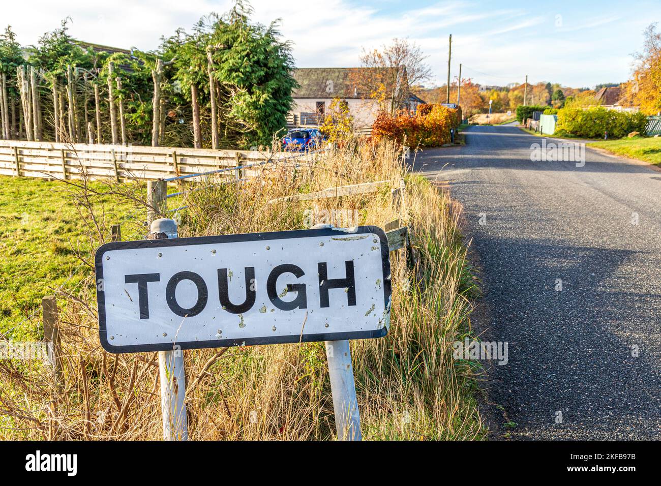 Il cartello del villaggio per Tough (Kirkton of Tough) vicino ad Alford nella zona di Marr dell'Aberdeenshire, Scozia UK Foto Stock