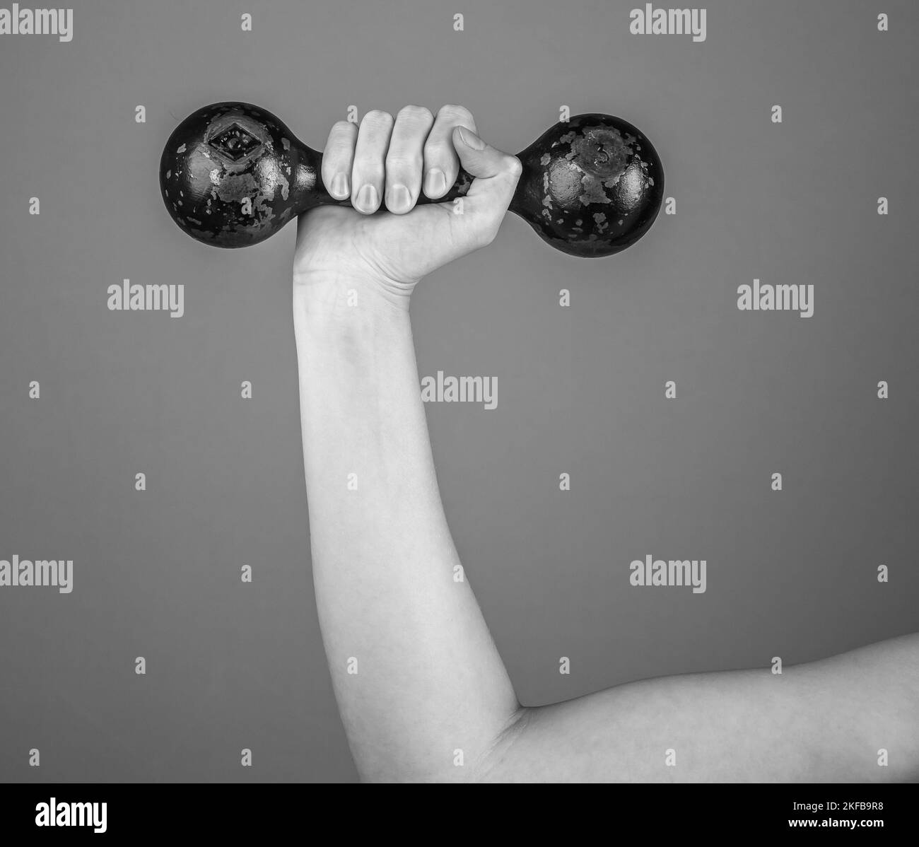 Manubro in mano femminile per sollevamento pesi, allenamento, allenamento. Foto di alta qualità Foto Stock
