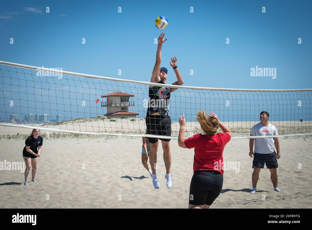 220901-N-EE352-1048 SAN DIEGO (SETT. 1, 2022) Aviation Ordnanceman 3rd Class Tanner Stiewert, originario di Austin, Texas, ha partecipato a una partita di pallavolo durante una finale di pallavolo con marinai assegnati alla portaerei di classe Nimitz USS Carl Vinson (CVN 70) come parte di un concorso Vinson Captain’s Cup a Breaker’s Beach a bordo della Naval Air Station North Island, Settembre 1. Vinson è attualmente pierside nel suo homeport di San Diego. Foto Stock