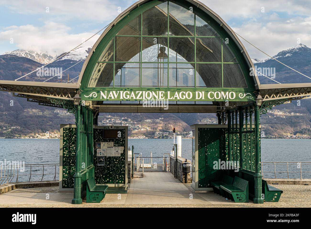 Colico, Italia: 03-02-2021: Il bellissimo ingresso all'approdo di Colico sul Lago di Como Foto Stock