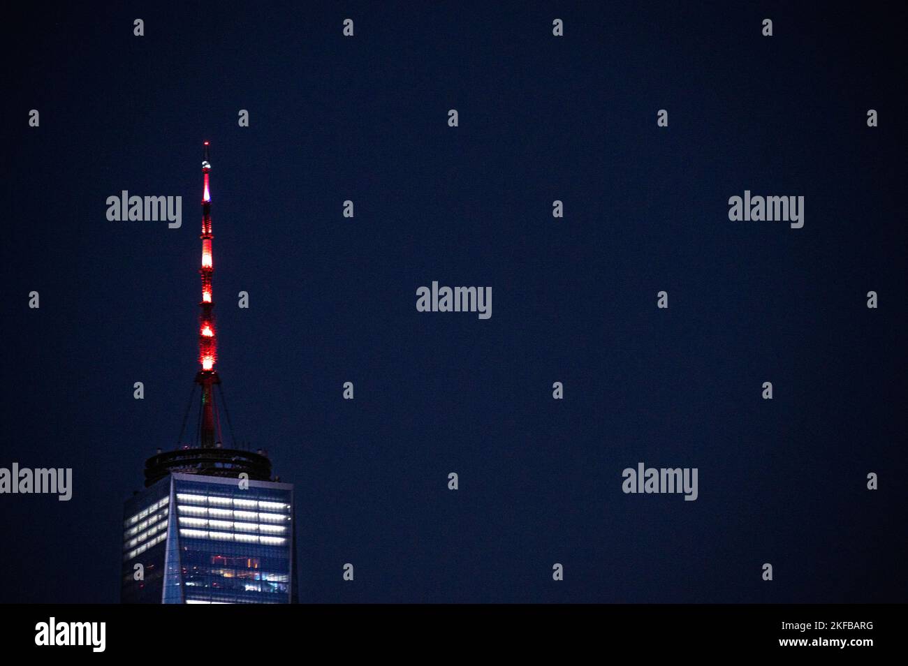 La punta della Freedom Tower di notte Foto Stock