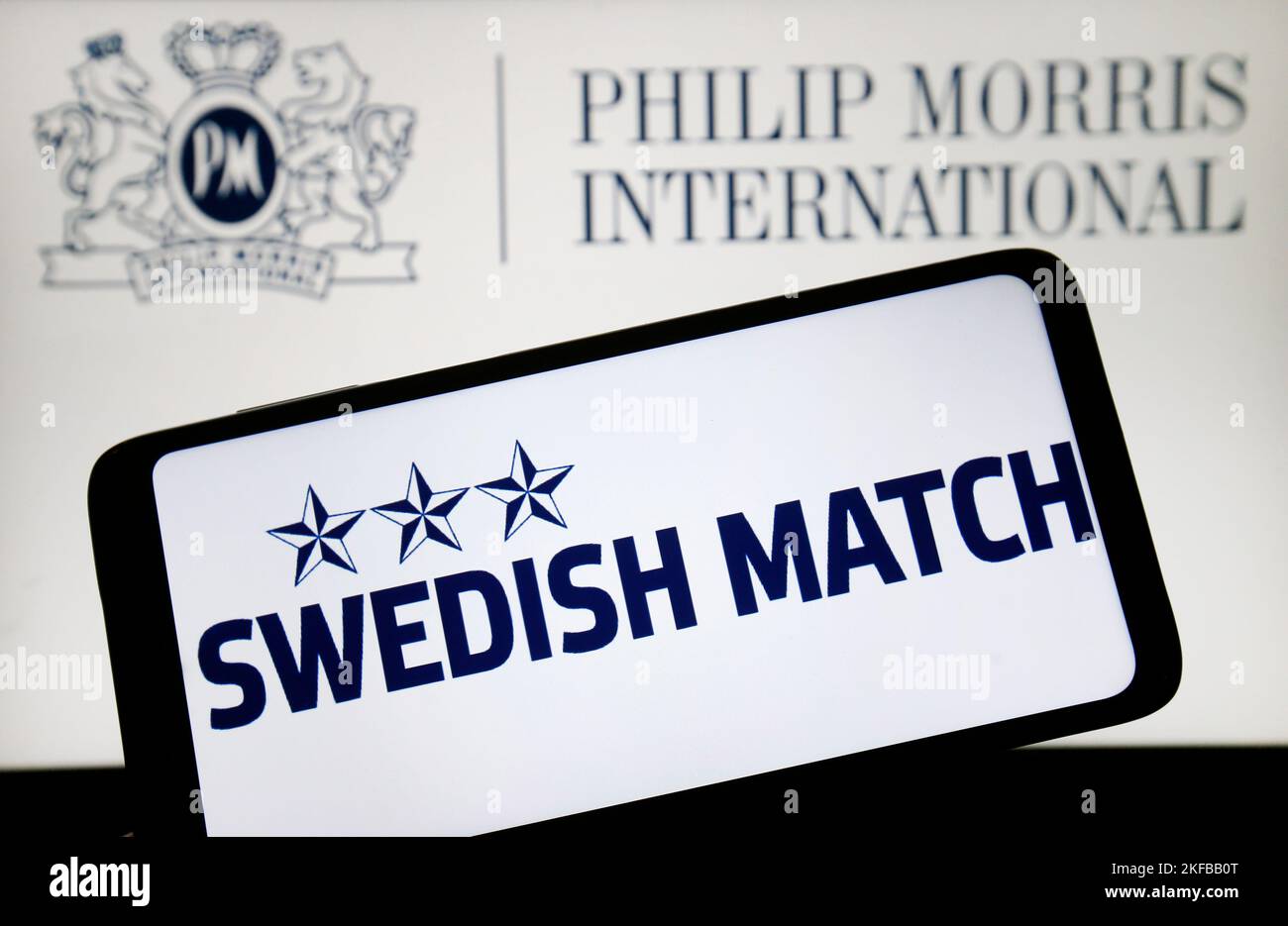 Ucraina. 17th Nov 2022. In questa foto, il logo Swedish Match AB viene visualizzato sullo schermo di uno smartphone e Philip Morris International sullo sfondo. (Foto di Pavlo Gonchar/SOPA Images/Sipa USA) Credit: Sipa USA/Alamy Live News Foto Stock