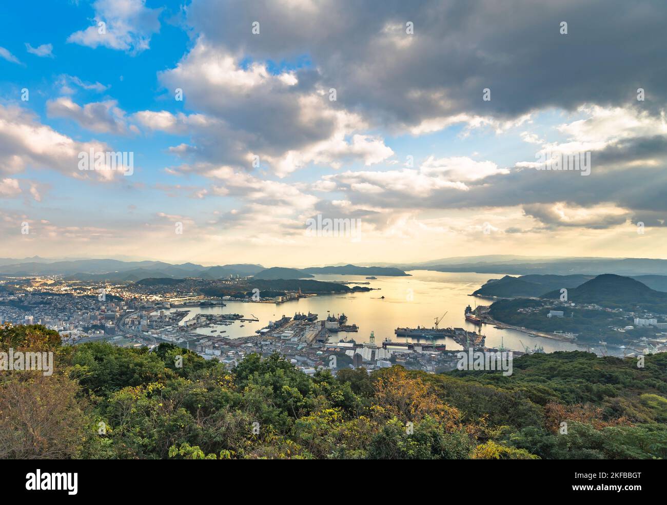 kyushu, giappone - Dicembre 09 2021: Vista dall'alto dal ponte del punto di osservazione di Yumiharidake che si affaccia sul cantiere navale di Sasebo con il Kujukus Foto Stock