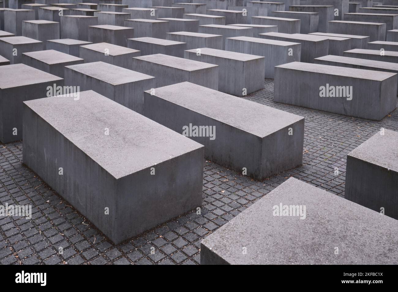Berlino, Germania - Settembre 2022: Blocchi di cemento del Memoriale dell'Olocausto vicino alla porta di Brandeburgo a Berlino Mitte Foto Stock