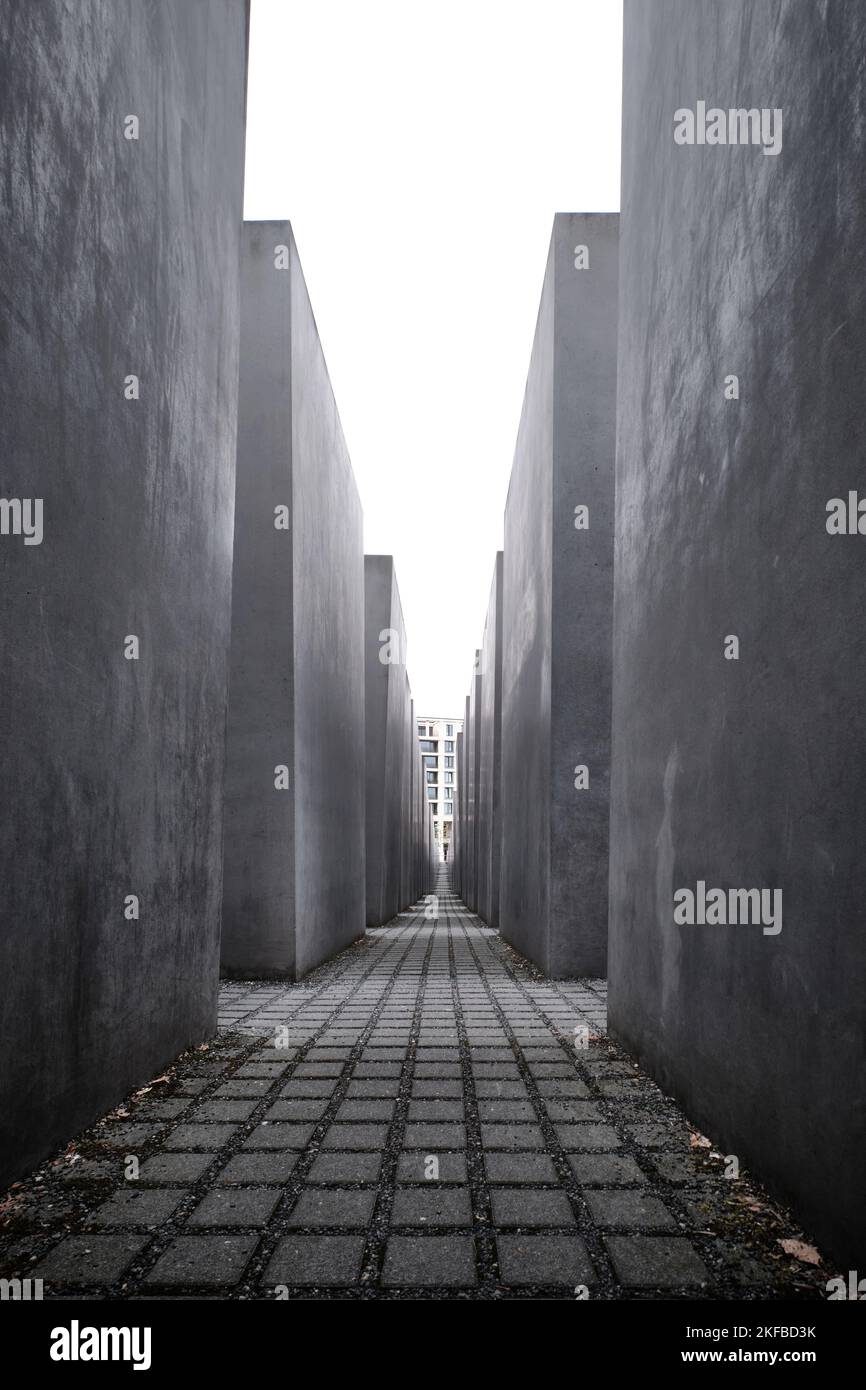 Berlino, Germania - Settembre 2022: Blocchi di cemento del Memoriale dell'Olocausto vicino alla porta di Brandeburgo a Berlino Mitte Foto Stock