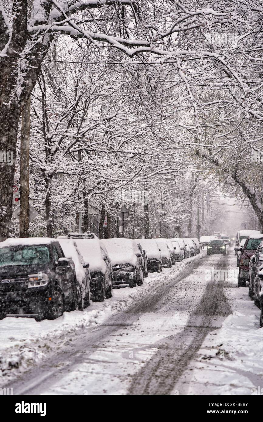 Strada coperta di neve nel quartiere Plateau. Foto Stock