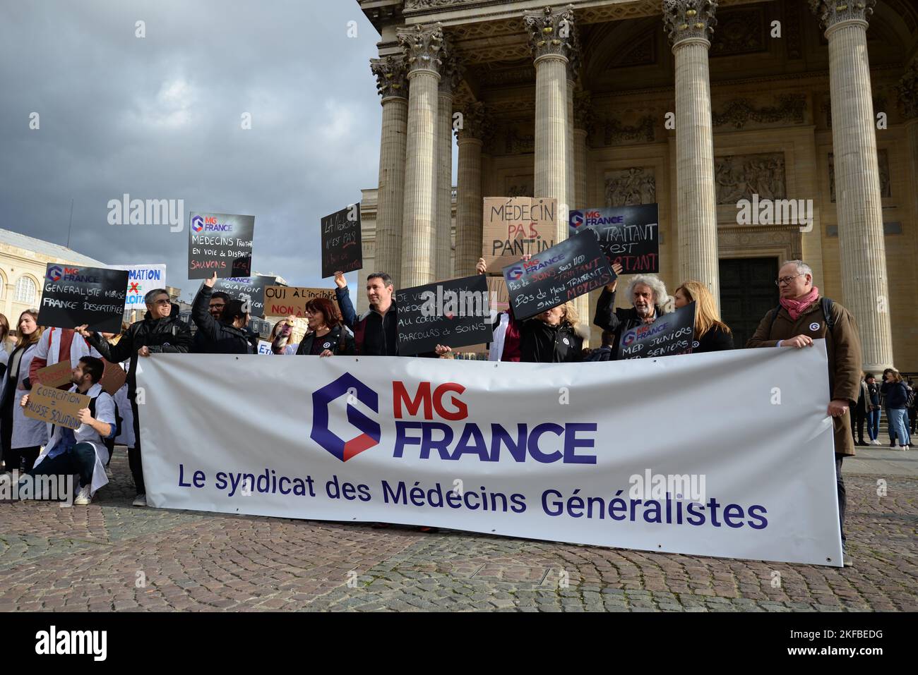 Extration des étudiants et internes de médecine contre la nouvelle réforme des études de médecine, avec la participation du syndicat MG France Foto Stock