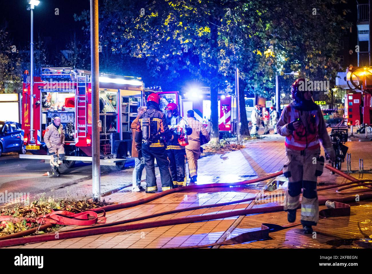 Hoogezand - Un incendio molto grande ha distrutto un capannone dietro un negozio di Hoogezand. Stufe e materiali infiammabili furono immagazzinati nel capannone. I vigili del fuoco sono ancora in funzione per ore per spegnere il fuoco. ANP / Hollandse Hoogte Venema Media paesi bassi out - belgio out Foto Stock