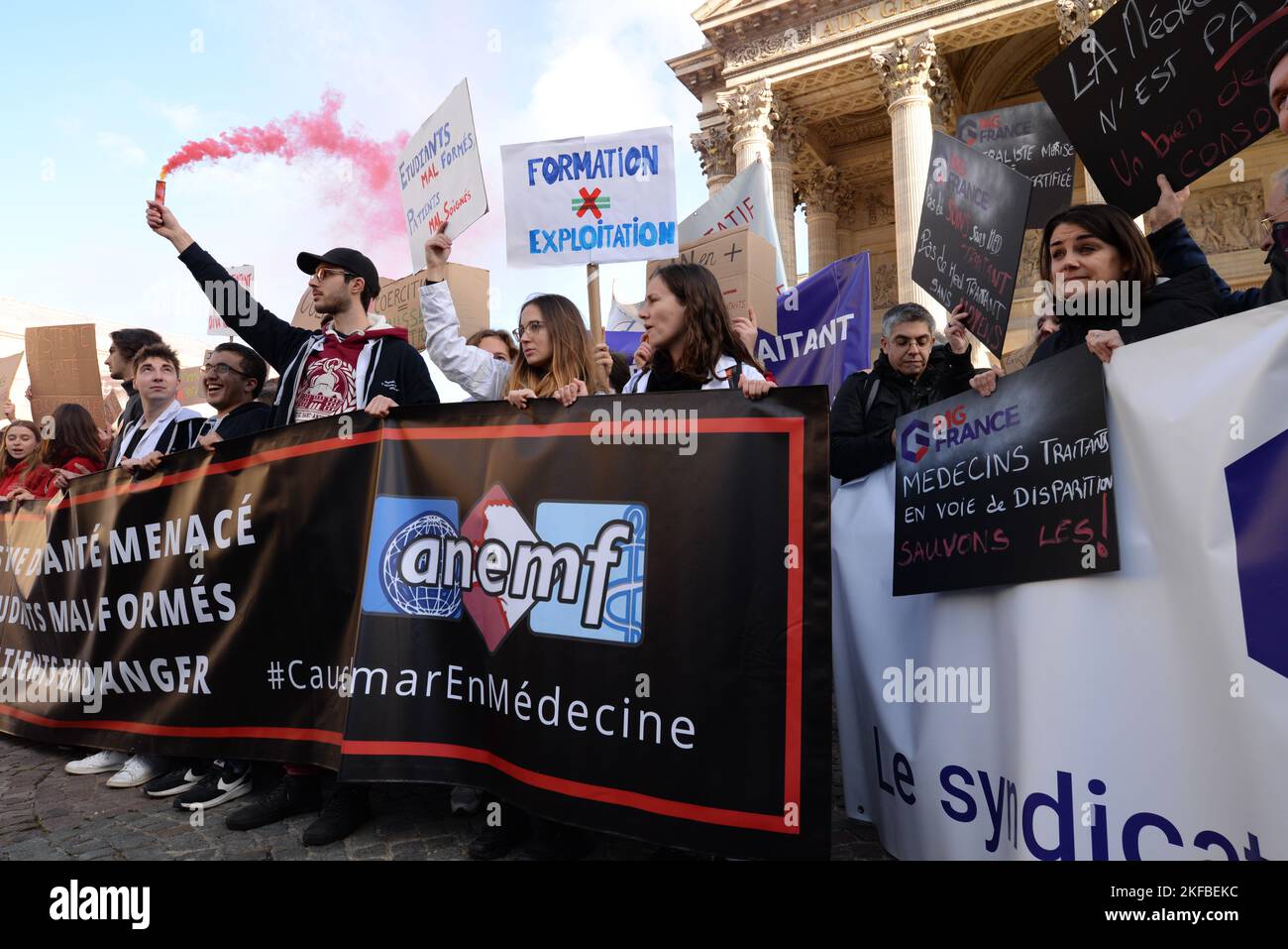 Extration des étudiants et internes de médecine contre la nouvelle réforme des études de médecine, avec la participation du syndicat MG France Foto Stock