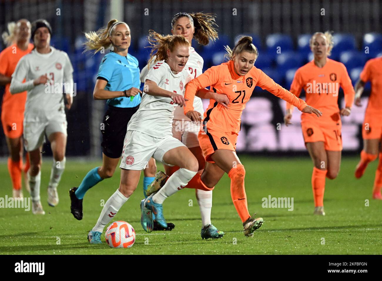 ZWOLLE - (lr) Stine Ballisager Pedersen di Danimarca, Victoria Pelova di Olanda durante la partita di amicizia femminile tra Paesi Bassi e Danimarca allo stadio di MAC³PARK il 15 novembre 2022 a Zwolle, Paesi Bassi. ANP GERRIT VAN KEULEN olanda fuori - belgio fuori Foto Stock