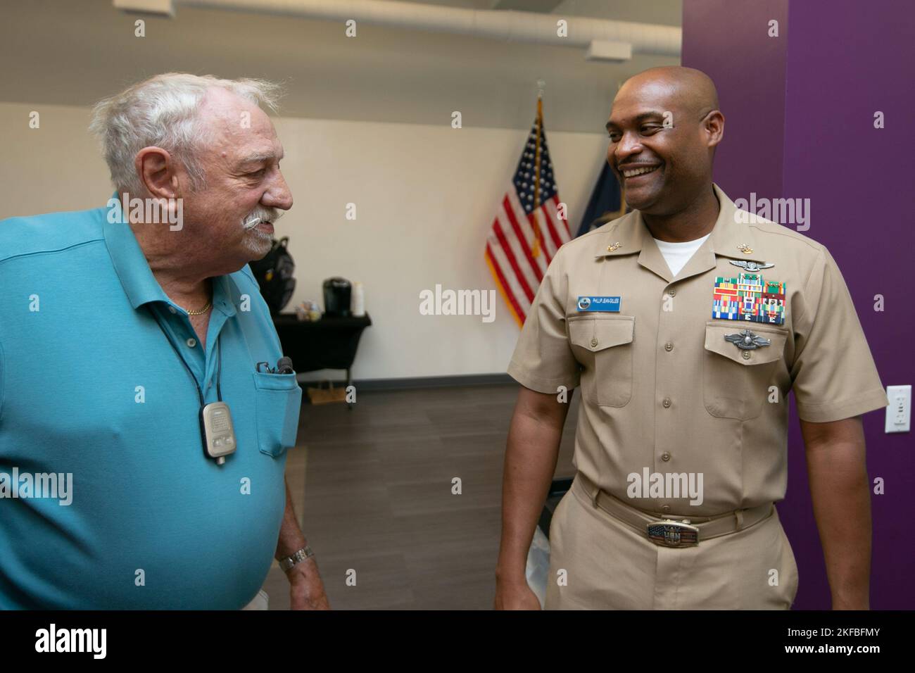 Direttore Ospedale Corpsman Phillip Jean-Gilles, da Miami, USS Gerald R. Ford's (CVN 78) assistente esecutivo del comandante capo, Parla con un membro della comunità di Albion durante un incontro con i marinai di Ford per un evento del Gerald R. Ford Institute for Leadership in Public Policy and Service all'Albion College di Albion, Michigan, 2 settembre 2022. Dodici marinai Ford si sono recati nel Michigan per la visita annuale della nave con il nome per conoscere l'eredità del presidente Gerald R. Ford e per entrare in contatto con i membri della comunità locale di Grand Rapids, Ann Arbor e Albion. Foto Stock