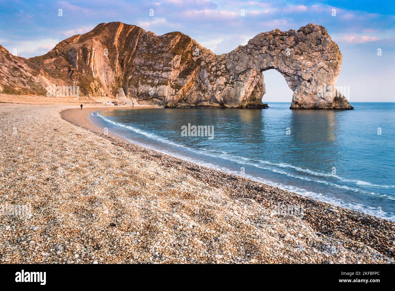 Durdle Door Dorset, vista in estate della spiaggia panoramica e famoso promontorio geologico a Durdle Door sulla costa Dorset, Inghilterra, Regno Unito Foto Stock