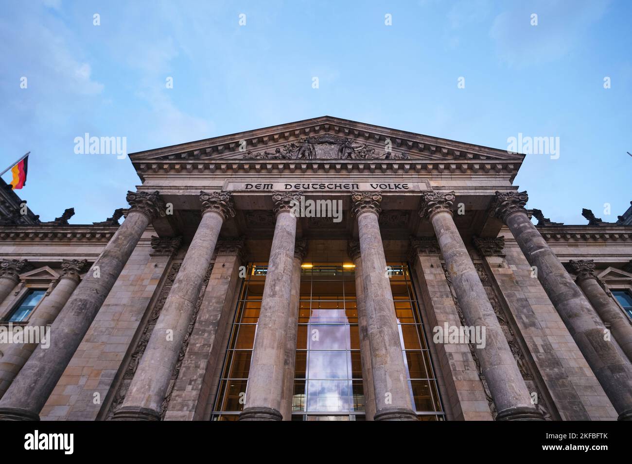 Berlino, Germania - Settembre 2022: Vista sulla facciata dell'edificio del Reichstag (Bundestag) Foto Stock