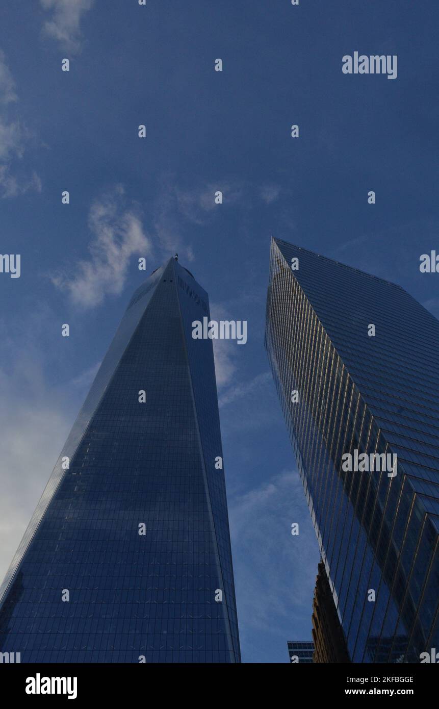 Un'inquadratura dal basso dell'One World Trade Center di New York City, New York, sotto il cielo blu Foto Stock