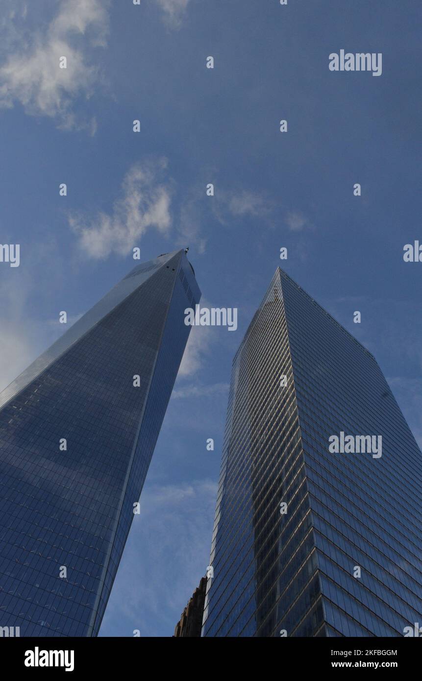 Un'inquadratura a basso angolo dell'One World Trade Center di New York sotto il cielo blu con la luce del sole Foto Stock