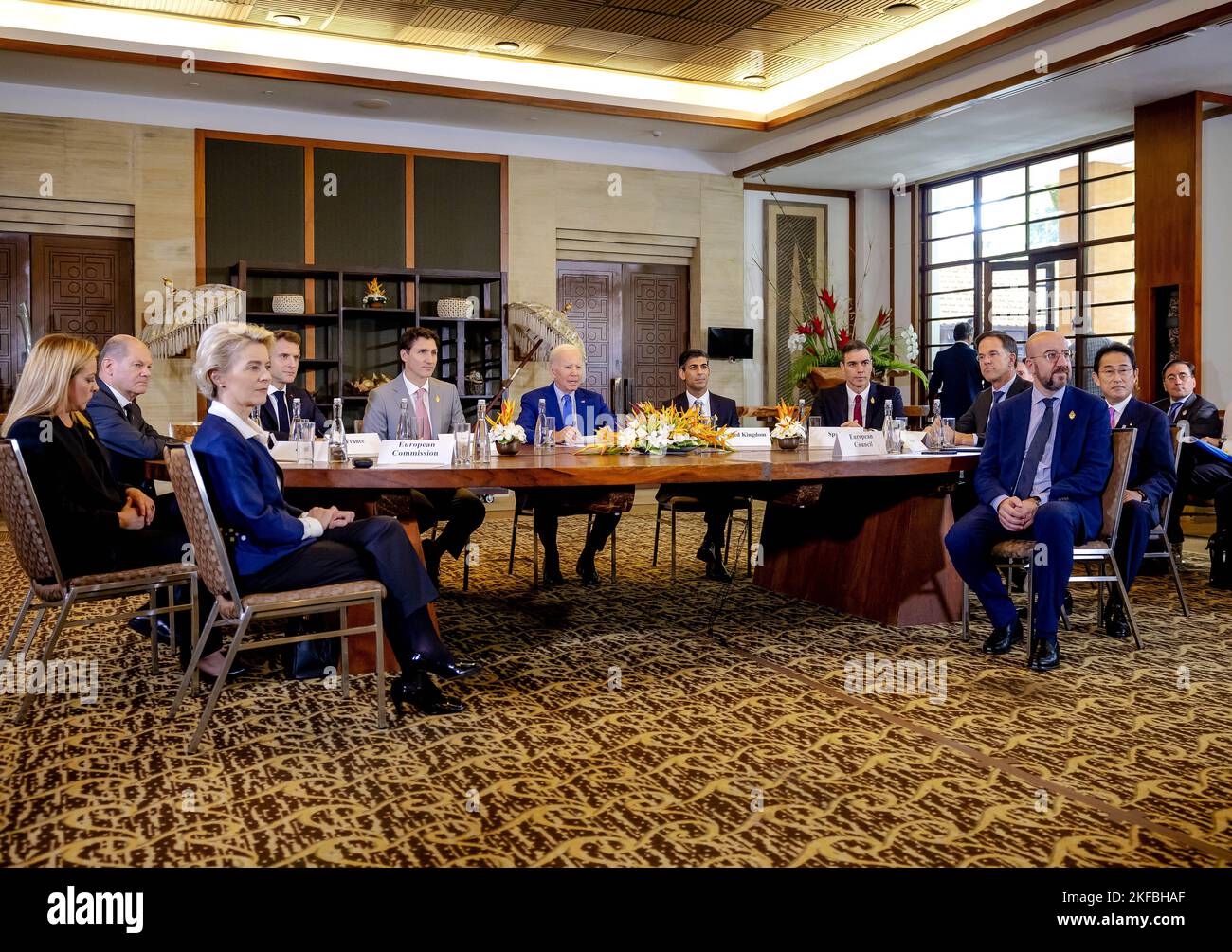 DENPASAR - Joe Biden Presidente degli Uniti (m), il primo Ministro Mark Rutte (3R) e altri leader mondiali in un incontro di emergenza della NATO sullo sciopero missilistico in Polonia durante il secondo giorno del vertice del G20. Joe Biden, presidente degli Stati Uniti durante il vertice, le maggiori economie discutono questioni come la stabilità finanziaria, la crescita economica e la sicurezza alimentare. Il primo Ministro e il Ministro Sigrid Kaag (Finanze) sono presenti a nome del governo olandese. ANP ROBIN VAN LONKHUIJSEN olanda fuori - belgio fuori Foto Stock