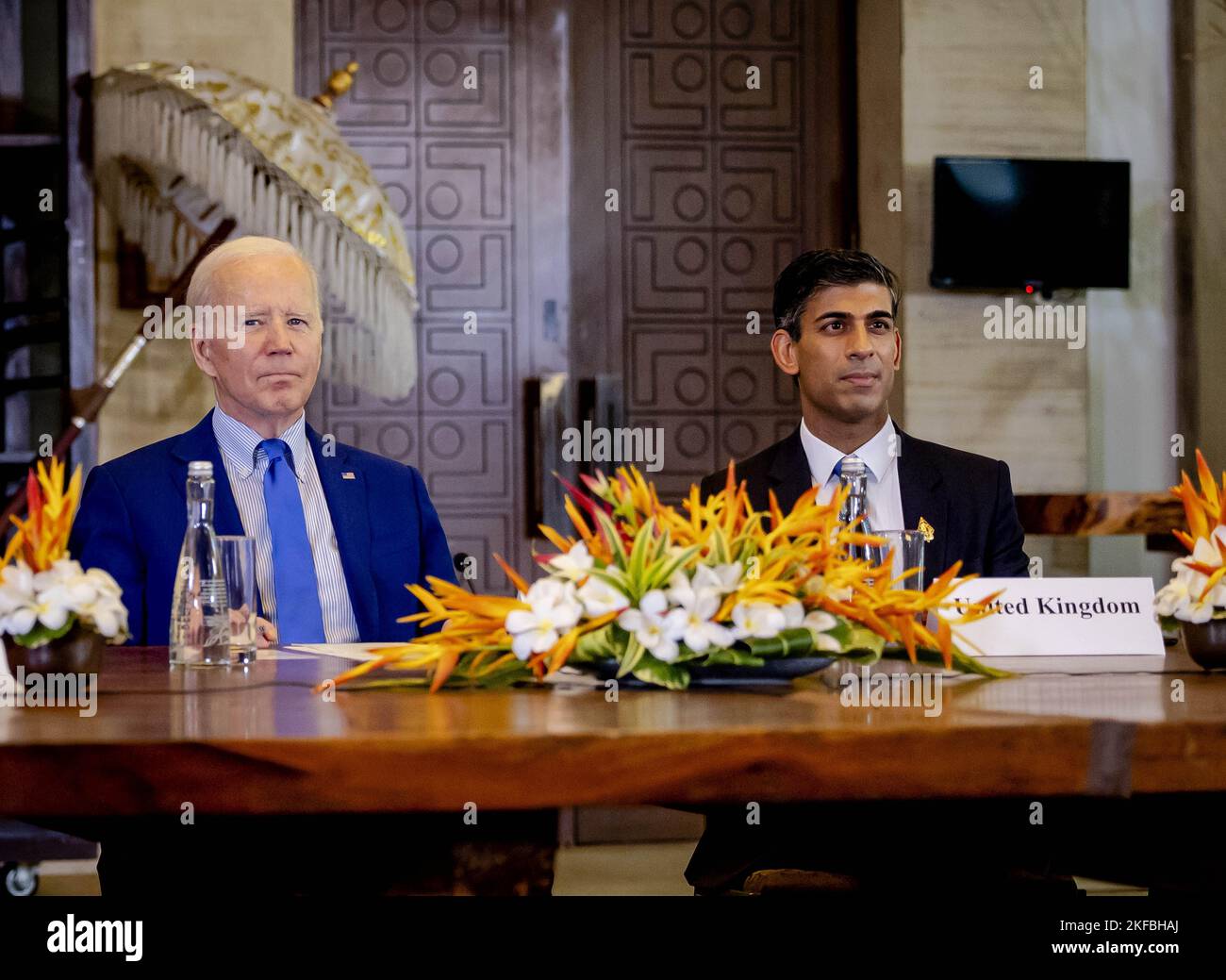 DENPASAR - Joe Biden Presidente degli Stati Uniti e Rishi Sunak primo Ministro d'Inghilterra in un incontro d'emergenza della NATO sullo sciopero missilistico in Polonia durante il secondo giorno del vertice del G20. Joe Biden, presidente degli Stati Uniti durante il vertice, le maggiori economie discutono questioni come la stabilità finanziaria, la crescita economica e la sicurezza alimentare. Il primo Ministro e il Ministro Sigrid Kaag (Finanze) sono presenti a nome del governo olandese. ANP ROBIN VAN LONKHUIJSEN olanda fuori - belgio fuori Foto Stock