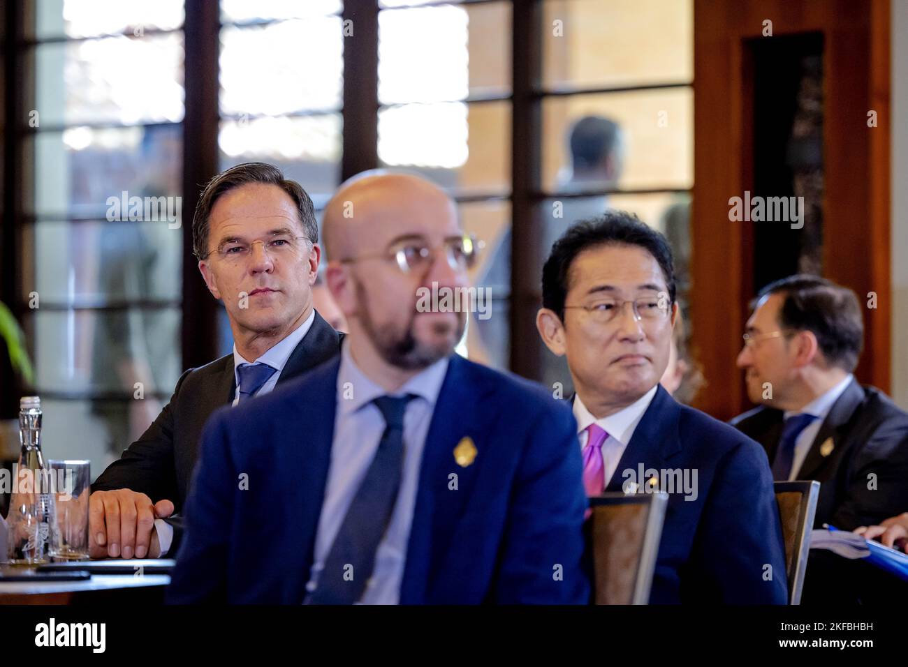 DENPASAR - il primo Ministro Mark Rutte, il primo Ministro giapponese Fumio Kishida e il Presidente dell'Unione europea Charles Michel durante una riunione di emergenza della NATO sullo sciopero missilistico in Polonia durante il secondo giorno del vertice del G20. Joe Biden, presidente degli Stati Uniti durante il vertice, le maggiori economie discutono questioni come la stabilità finanziaria, la crescita economica e la sicurezza alimentare. Il primo Ministro e il Ministro Sigrid Kaag (Finanze) sono presenti a nome del governo olandese. ANP ROBIN VAN LONKHUIJSEN olanda fuori - belgio fuori Foto Stock