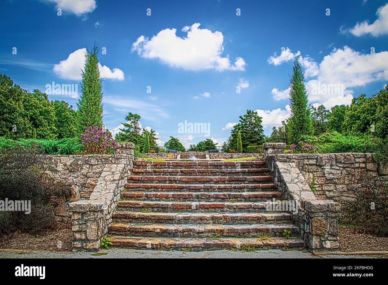 Giardino formale - scalini rocciosi scavati ruvidi al livello terrazzato più alto con fontane e pianure simmetriche nel Parco pubblico Foto Stock