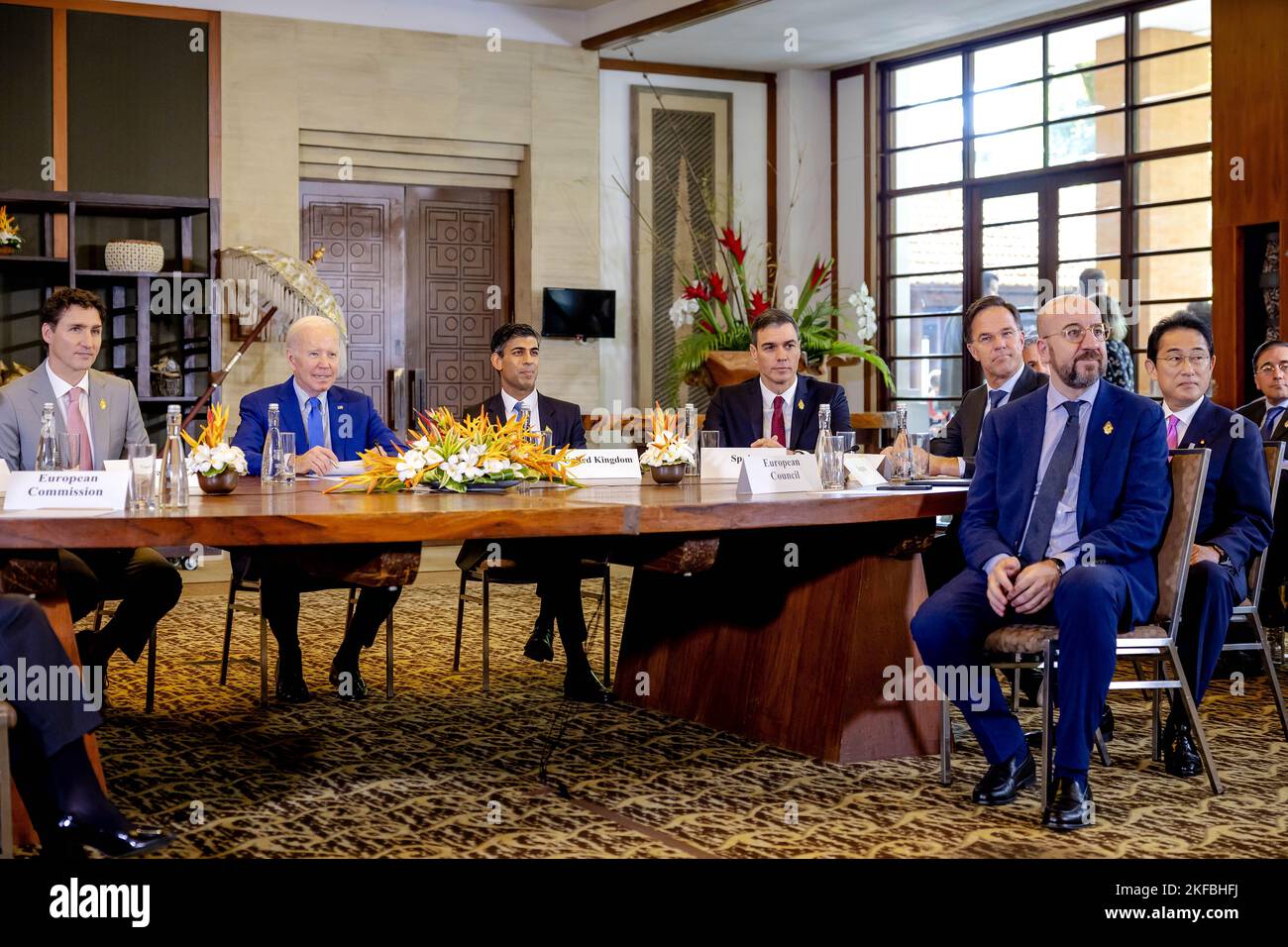 DENPASAR - Joe Biden Presidente degli Uniti (m), il primo Ministro Mark Rutte (3R) e altri leader mondiali in un incontro di emergenza della NATO sullo sciopero missilistico in Polonia durante il secondo giorno del vertice del G20. Joe Biden, presidente degli Stati Uniti durante il vertice, le maggiori economie discutono questioni come la stabilità finanziaria, la crescita economica e la sicurezza alimentare. Il primo Ministro e il Ministro Sigrid Kaag (Finanze) sono presenti a nome del governo olandese. ANP ROBIN VAN LONKHUIJSEN olanda fuori - belgio fuori Foto Stock