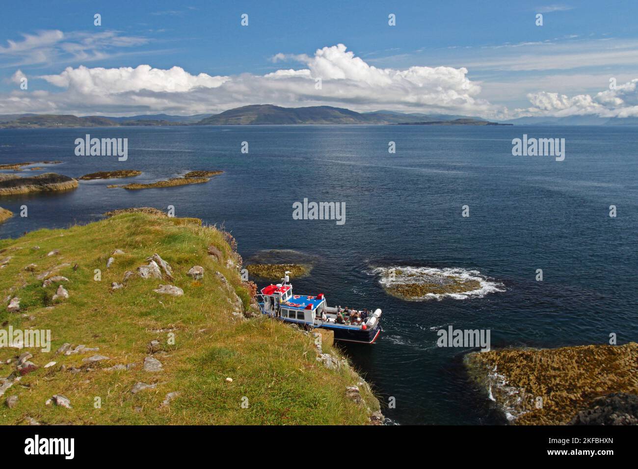 Traghetto per piccoli passeggeri con arrivo a Staffa, Ebridi, Ebridi interne, Isole interne, Scozia, Regno Unito, Gran Bretagna Foto Stock