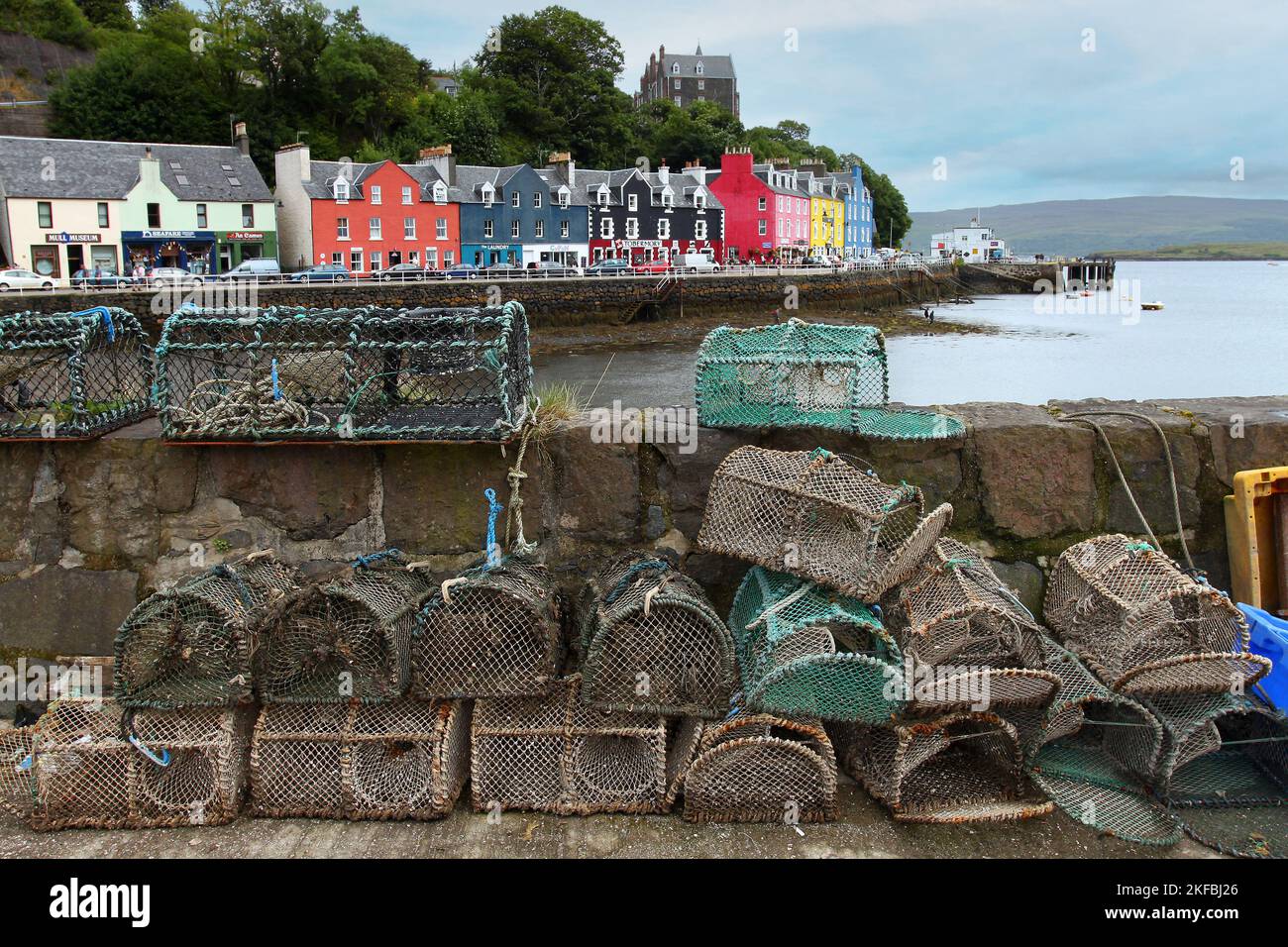 Poster di aragosta di fronte a una colorata House Row, Tobermory, Mull, Isola di Mull, Ebridi, Inner Ebrides, Inner Isles, Scozia, Regno Unito Foto Stock