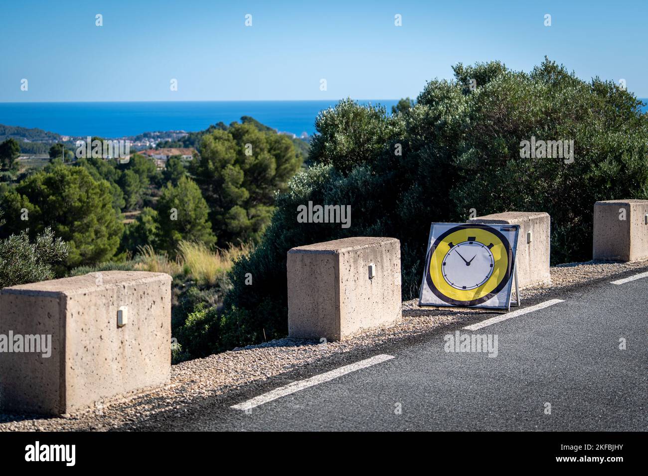 Segnale di controllo del tempo di un rally su una strada mediterranea Foto Stock