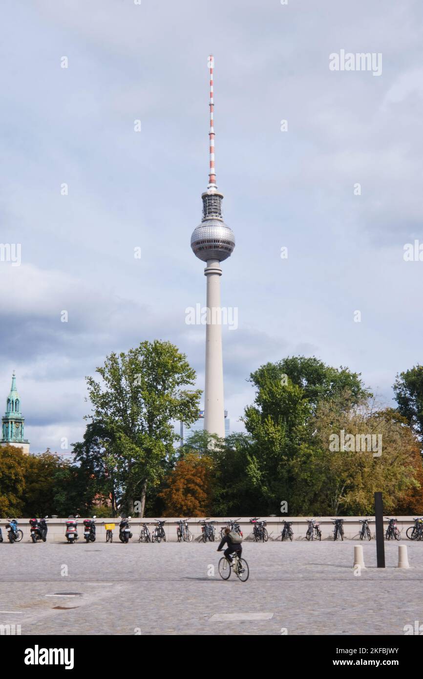 Berlino, Germania - Settembre 2022: Torre della TV (Fernsehturm) su Alexanderplatz Foto Stock